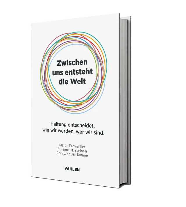 Buchcover: Zwischen uns entsteht die Welt – Haltung entscheidet, wie wir werden, wer wir sind
